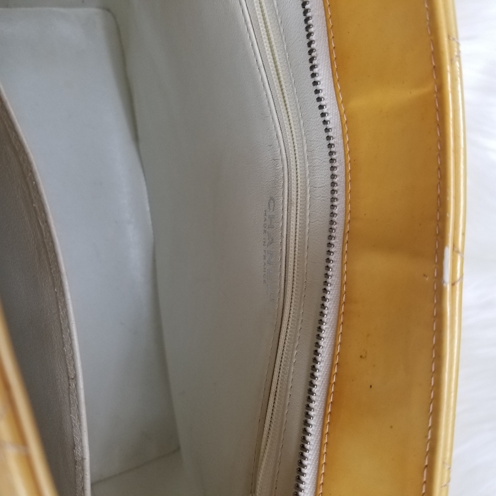 Chanel Medallion yellow silver patent leather tote - Picture 6 of 10